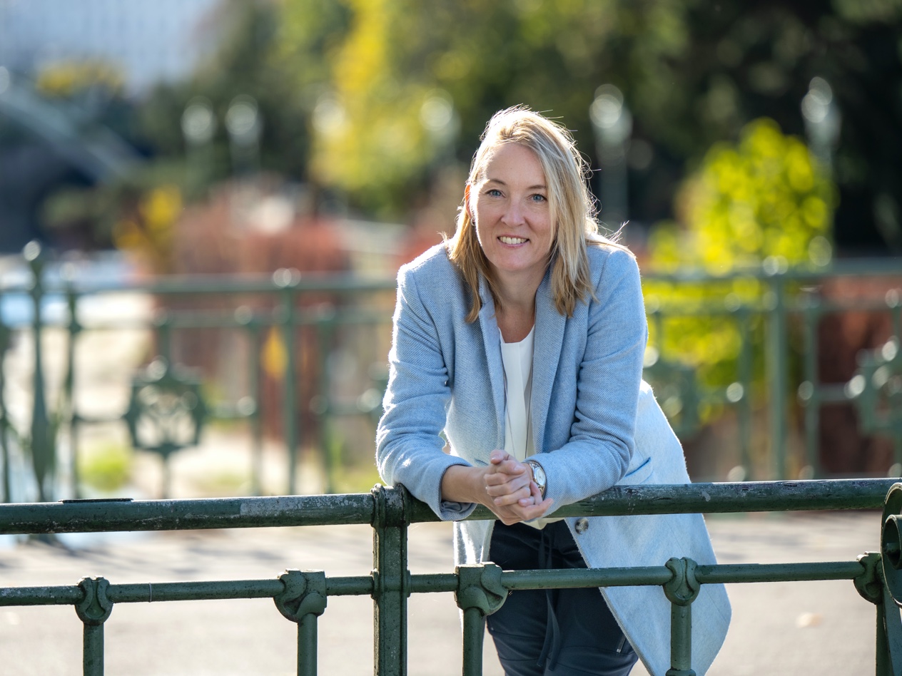 Doris Walla, Gründerin von Walla Consult, lehnt sich an ein Geländer einer Brücke