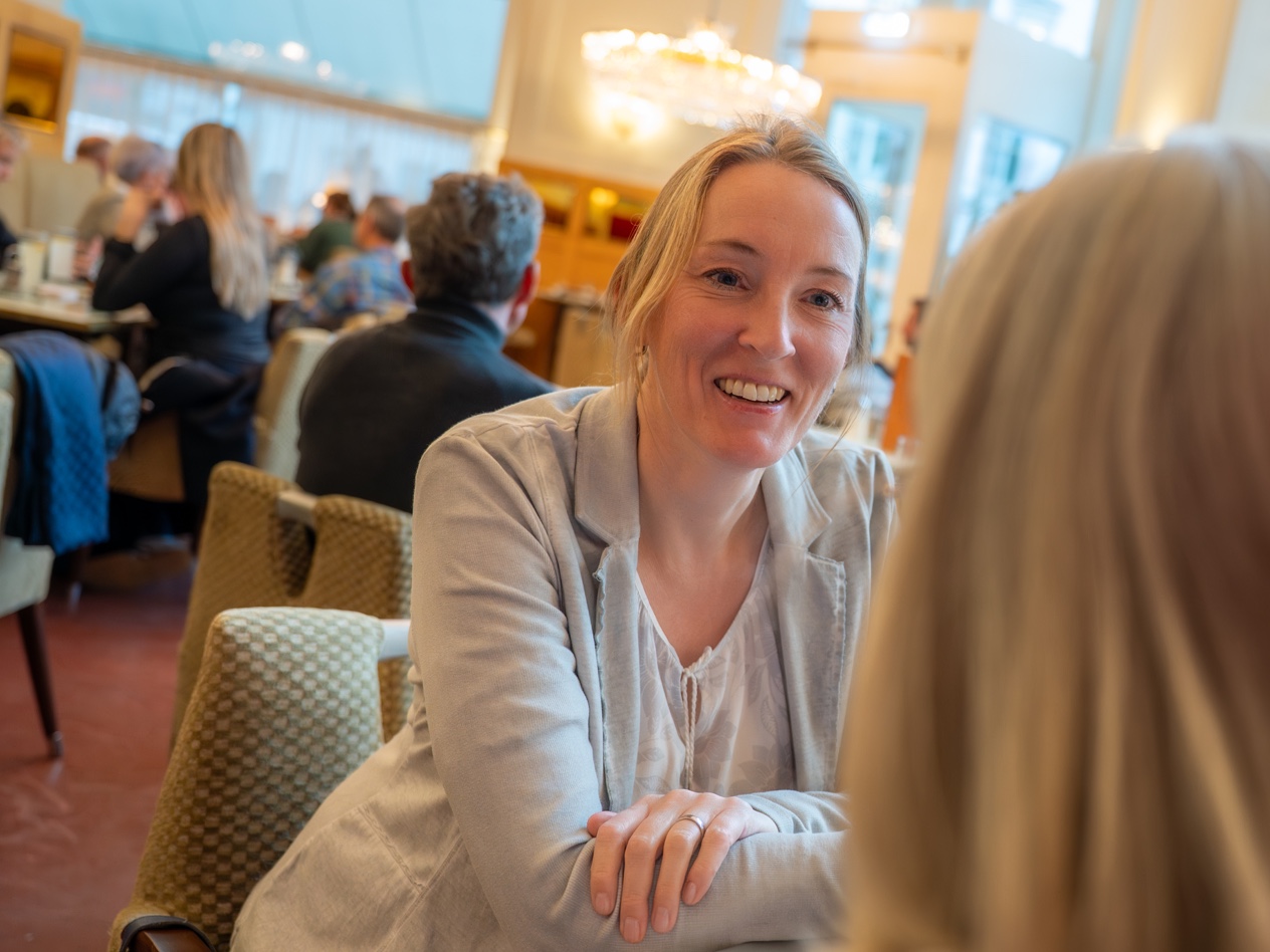 Doris Walla, Gründerin von Walla Consult, spricht mit einer anderen Person