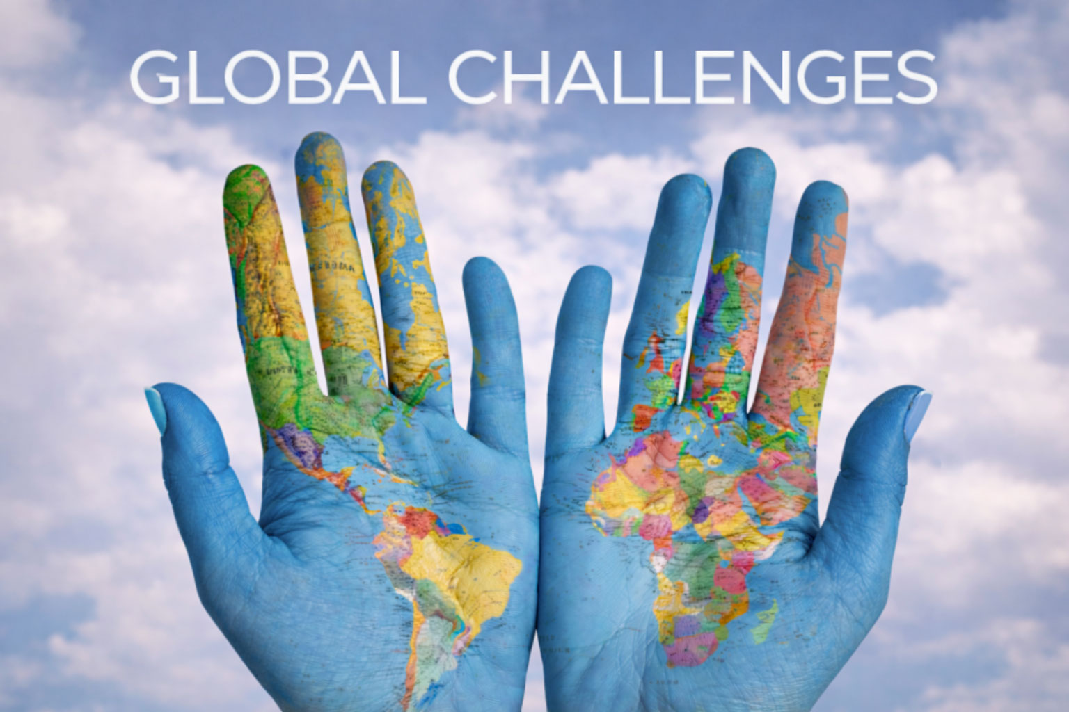 Zwei Hände, die eine Weltkarte zeigen